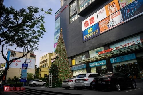 Noel sớm rộn ràng trên đường phố Hà Nội