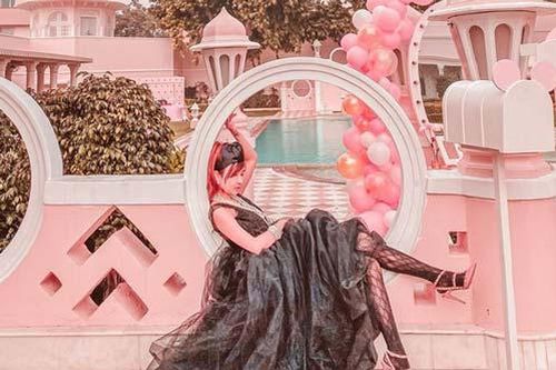 Viết lời sến sẩm nhưng vợ Minh Nhựa lại khiến dân tình như muốn tắt thở với concept 'thiên nga đen' gãy cánh