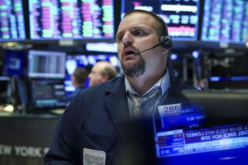 S&P 500 giảm mạnh nhất 2 tháng vì tin xấu về kinh tế, thương mại