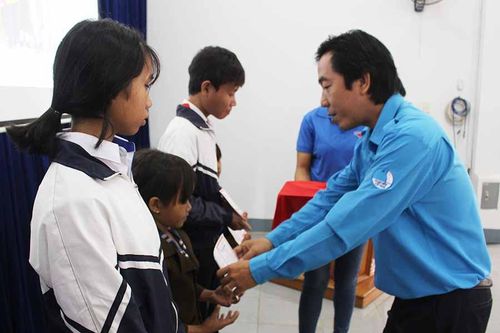 Gia Lai: Tặng 20 sổ tiết kiệm cho học sinh khó khăn