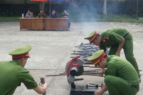 Đak Pơ: Tiêu hủy vũ khí tự chế, công cụ hỗ trợ