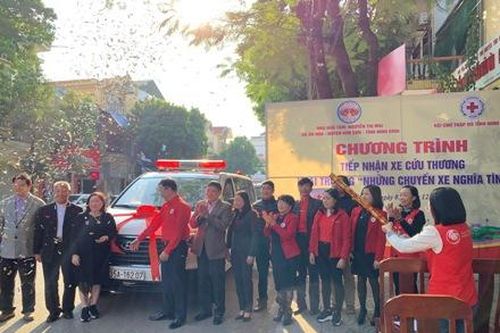 Tiếp nhận xe cứu thương và triển khai chương trình 'Những chuyến xe nghĩa tình'