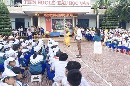 Xử lí hành vi hút thuốc lá nơi công cộng vẫn còn nhiều khó khăn