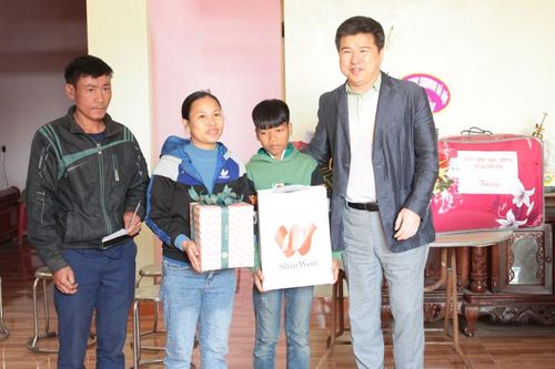 Trao 100 triệu đồng hỗ trợ xây dựng nhà tình nghĩa