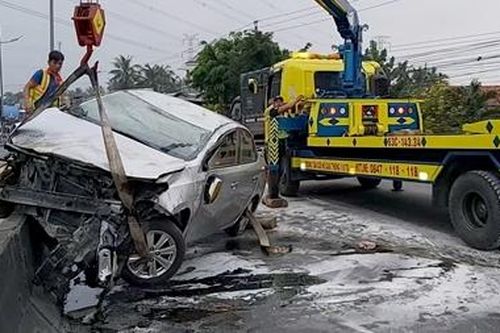 Hất tung dải phân cách trên cao tốc, xế hộp bùng cháy