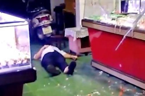 Cướp tiệm vàng khi đang trận bóng đá Việt Nam - Singapore