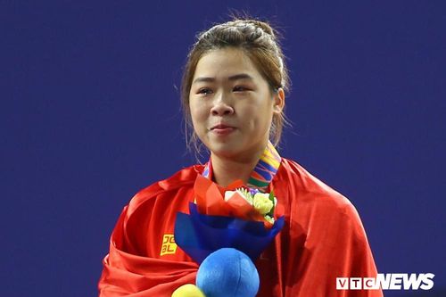 Quốc ca ngân vang, Hoàng Thị Duyên rơi nước mắt trên bục nhận HCV SEA Games 30
