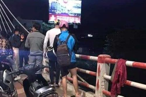 Người phụ nữ để lại tư trang trên cầu rồi nhảy xuống sông