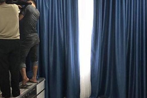 Vừa cưới đã bị vợ dỗi bỏ về vì tấm rèm cửa, cư dân mạng nhắn nhủ với anh chồng: 'Nghiệp quật không trật vào đâu!'