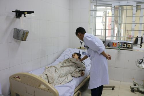 Hà Tĩnh: Đốt than sưởi ấm trong phòng kín, 2 mẹ con bị ngộ độc khí