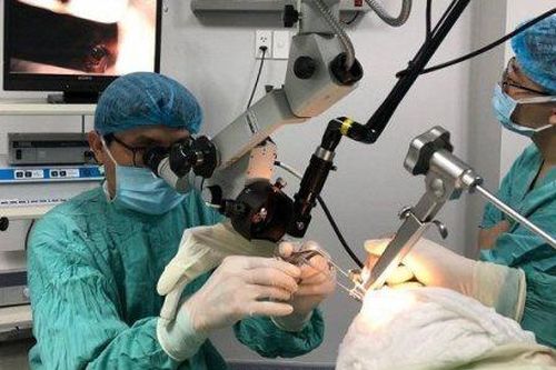 Phẫu thuật dao laser cứu bệnh nhân bị ung thư hạ họng