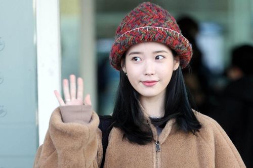 IU ăn mặc đơn giản vẫn được khen xinh như búp bê