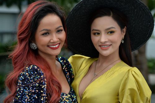 H'Hen Niê, Vũ Thu Phương tạo dáng vui vẻ tại phần thi Người đẹp biển