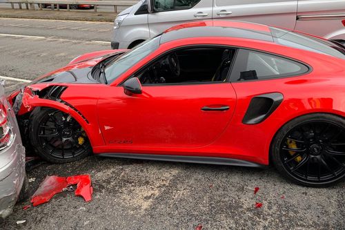 Siêu xe mới Porsche 911 GT2 RS vừa lái khỏi đại lý đã đâm nát đầu