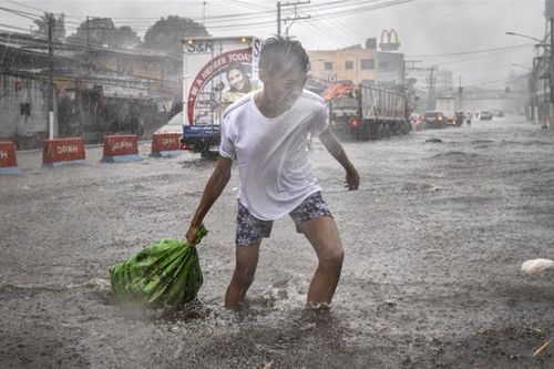 Bão số 7 đổi hướng sau khi càn quét làm ít nhất 17 người chết tại Philippines