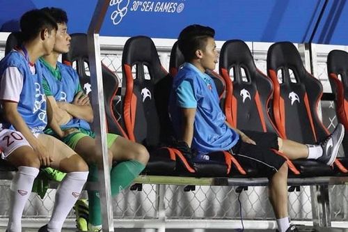 Xót xa khi Quang Hải nhăn mặt, tập tễnh rời sân sau chiến thắng trước Singapore
