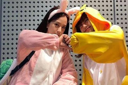 Jisoo và Lisa Blackpink siêu đáng yêu khi diện đồ thú bông tại sân bay