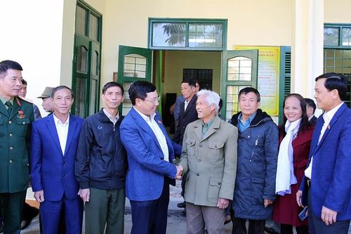 Phó Thủ tướng Phạm Bình Minh tiếp xúc cử tri xứ chè