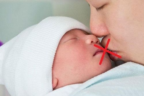 Khi hôn trẻ, có thể bạn sẽ lan truyền những loại virus, vi khuẩn gì?