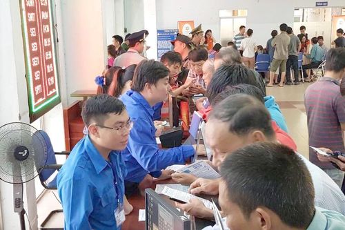 Tàu cạn vé Tết ngày cao điểm, máy bay bắt đầu khan 'giờ vàng'
