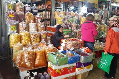 Đồ khô, bánh kẹo, mứt tết đã tràn ngập thị trường Hà Nội