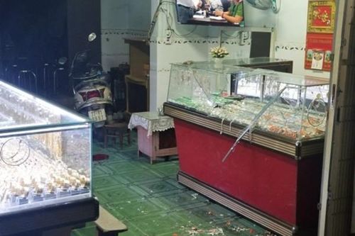 Video thanh niên đánh gục chủ tiệm vàng ở Bình Định