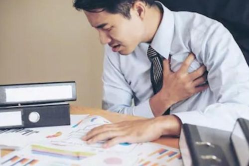 Thức thâu đêm làm việc quá sức, người đàn ông gục chết trong buổi phỏng vấn