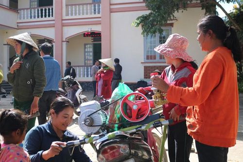 Trao nông cụ cho đồng bào dân tộc thiểu số Đơn Dương