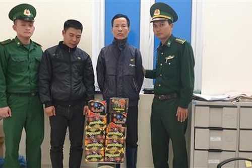 Bắt hai đối tượng vận chuyển pháo nổ trái phép