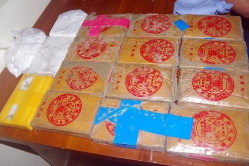 Người dân giao nộp thêm 1 bánh heroin nhặt trên bãi biển