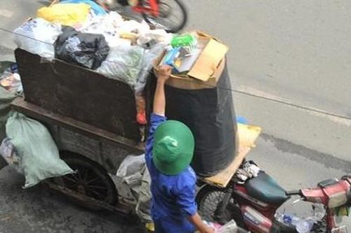 TPHCM: Hỗ trợ việc sắp xếp lại lực lượng thu gom rác dân lập