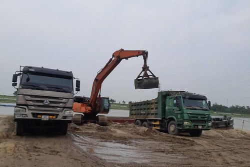 Bãi tập kết vật liệu xây dựng không phép hoạt động rầm rộ 'thách thức' cơ quan chức năng Bắc Ninh