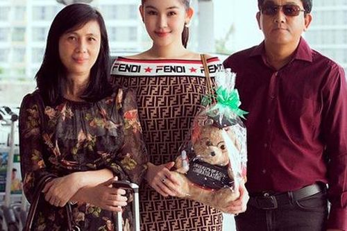 Bố mẹ đưa Lê Âu Ngân Anh đi Anh nhận bằng thạc sĩ