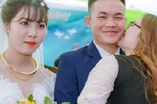 Bức ảnh cưới gây 'bão' mạng xã hội: Cô gái vô tư hôn chú rể trong ngày cưới, cô dâu đứng cạnh mặt không cảm xúc