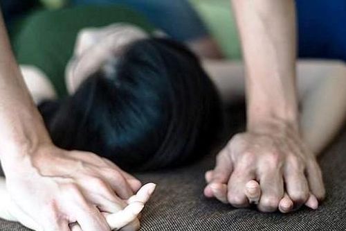 Khởi tố cán bộ thư viện trường tiểu học hiếp dâm cô gái khuyết tật
