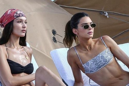 Kendall Jenner, Bella Hadid khoe dáng với bikini
