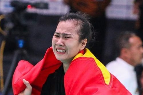 Nữ VĐV Việt Nam khóc khi giành HCV pencak silat