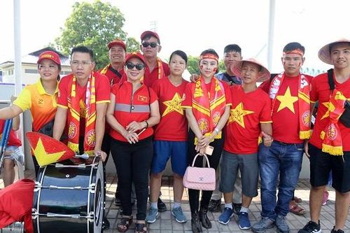 U22 Việt Nam vs Thái Lan: CĐV Việt hâm nóng bầu không khí, an ninh được thắt chặt