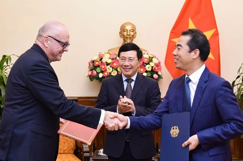 Phó Thủ tướng Phạm Bình Minh tiếp Quốc vụ khanh Đức Andreas Michaelis