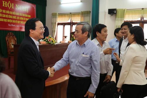 Bộ trưởng Phùng Xuân Nhạ giải đáp thắc mắc của cử tri về chọn SGK