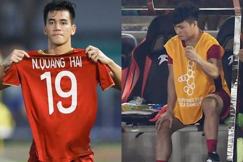 Tiến Linh cầm áo đấu của Quang Hải sau khi ghi bàn