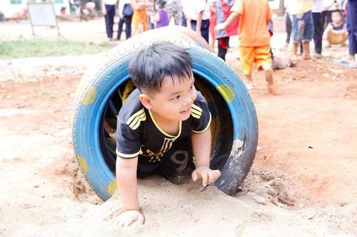 'Sân chơi lốp xe' - xây ý thức xanh cho trẻ em Bình Phước