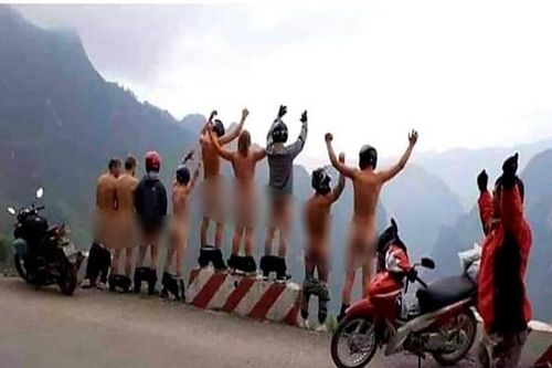 9 người đàn ông khỏa thân trên đỉnh Mã Pì Lèng