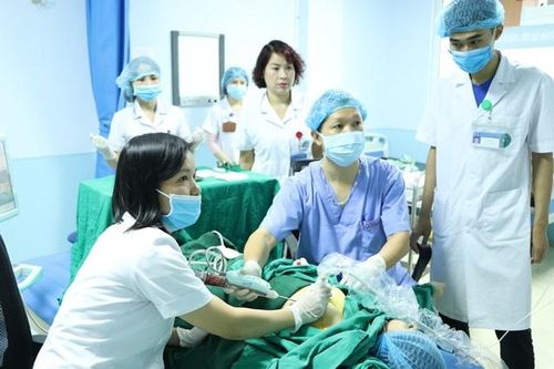 Chuyển giao kỹ thuật mới trong sinh thiết vú và điều trị u tuyến giáp