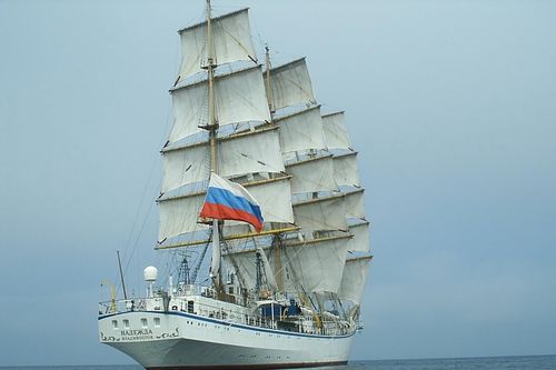 Đưa 2 nữ thuyền viên người Nga gặp sự cố trên biển vào bờ cấp cứu