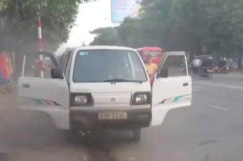 Xe chở học sinh bỗng nhiên bốc khói tại Bình Dương