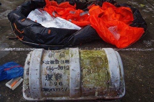Đi nhặt ve chai trên bãi biển, hai cha con phát hiện 'vật thể lạ'