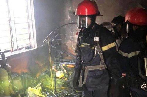 Người phụ nữ sang hàng xóm chơi quên rút điện gây cháy nhà