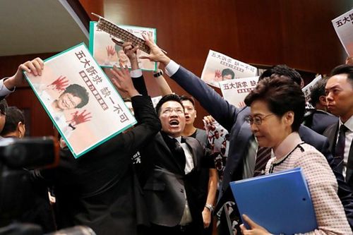 25 nghị sĩ Hồng Kông đưa ra nghị án yêu cầu luận tội bà Carrie Lam