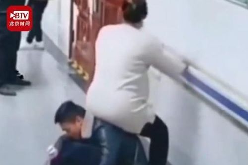 Ngồi xổm làm ghế cho vợ bầu ngồi, ông chồng gây tranh cãi trên mạng xã hội